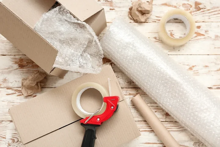 Zdjęcie przedstawia czynność akcesoria to pakowania paczki