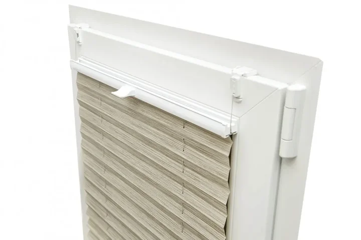 Rolety plisowane – jak działają i czym różnią się od tradycyjnych rolet materiałowych?