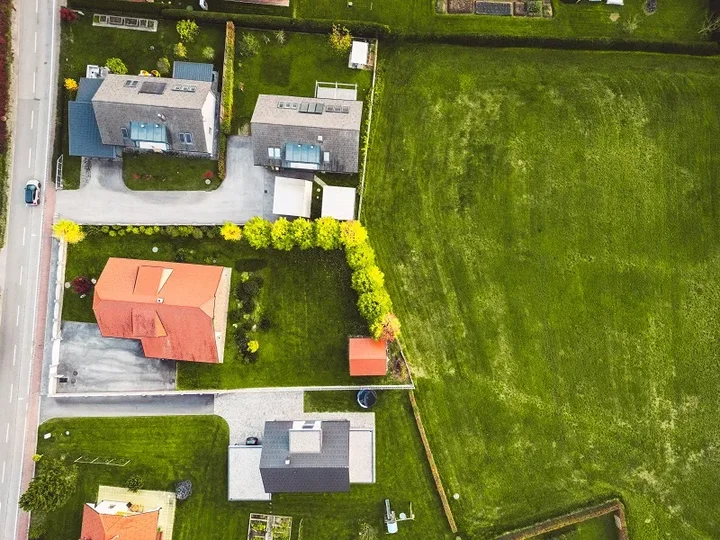 Jak wybrać idealną działkę budowlaną – 10 kluczowych kryteriów