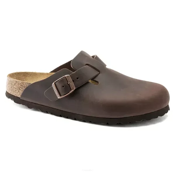 Birkenstock Boston, również w odcieniu Habana – wygląda swobodniej dzięki otwartej pięcie, mimo bardzo podobnego charakteru skóry i klamry.