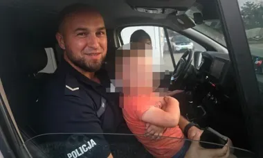 Czterolatek sam wyszedł z domu. Policjanci zaopiekowali się zagubionym chłopcem