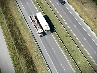 "Wyścig słoni" na S7 w oku kamery policyjnego drona - Aktualności KPP w Szydłowcu