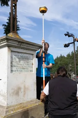 Obraz do artykułu: Pod pomnikiem w Rozniszewie może kryć się większa krypta. Georadar pokazał anomalie