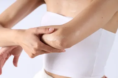 Jak skutecznie walczyć z przesuszoną skórą?