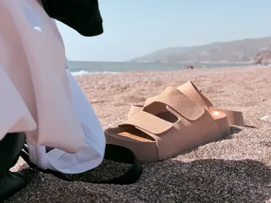 Czym Birkenstock London różnią się od Boston i kiedy wybrać zabudowany model?
