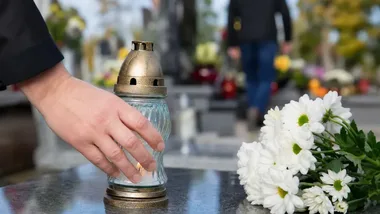 Chwila nieuwagi przy grobie może skończyć się kradzieżą