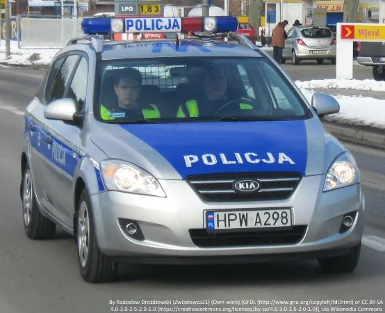 Policjanci z Zakrzewa eskortowali do szpitala auto z rodzącą kobietą
