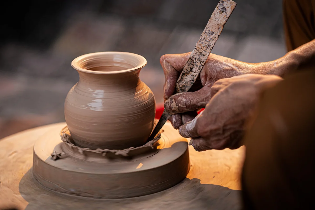 Grafika promocyjna wydarzenia Wakacje z ceramiką