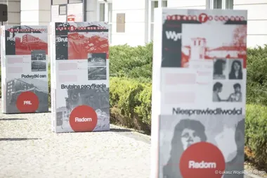 Na Placu Corazziego wystawiono historię protestu, który zmienił kraj