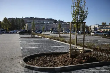 Po 40 latach parking przy szpitalu w Radomiu zyskał blisko 200 miejsc