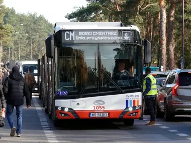 Darmowe autobusy i zmiany przy cmentarzach w Radomiu