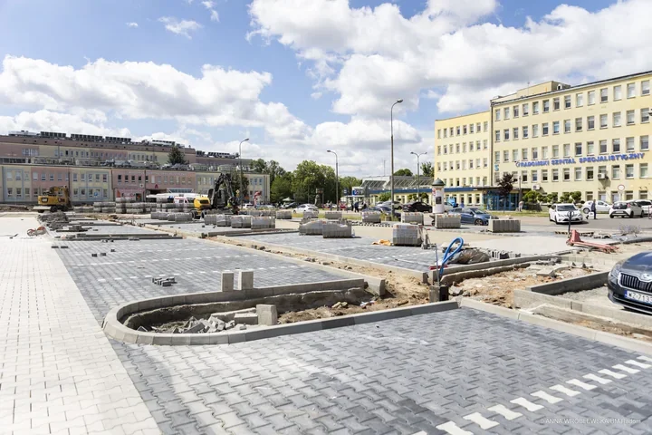Przy szpitalu w Radomiu rośnie nowy parking. Bernardyńska zyskuje nowy układ