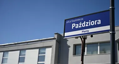 Tablica Kazimierza Paździora przy hali MOSiR przypomina o złotym pięściarzu