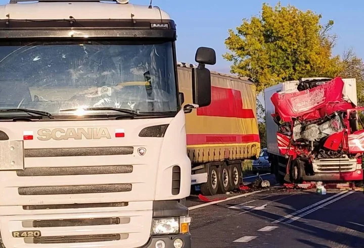 Kierowca ciężarówki uderzył w poprzedzający pojazd. Zderzyły się trzy