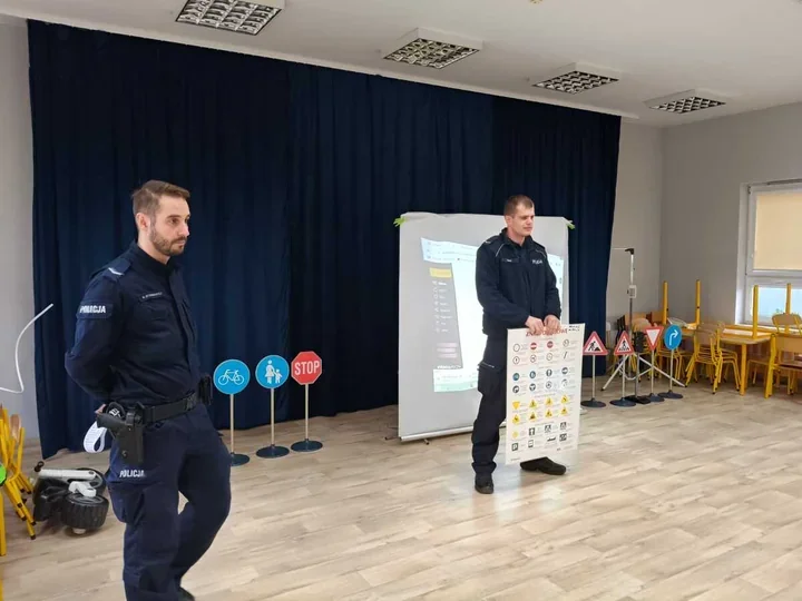 Nie tylko przejście przez jezdnię - policjanci uczą przedszkolaki bezpieczeństwa