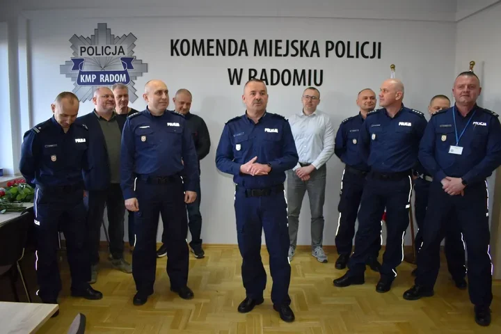Róże w radomskiej komendzie - policjanci wręczyli kwiaty i podziękowali za służbę