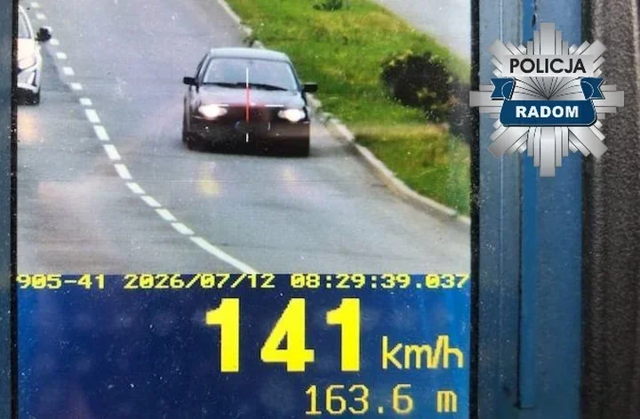 Młodzi kierowcy pędzili przez Radom i Makowiec. Jeden był po alkoholu