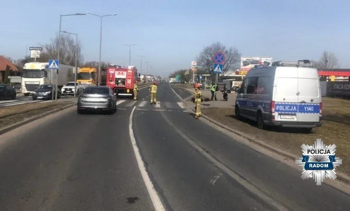 Motocyklista wjechał w tył Skody na Warszawskiej - **77-latek** trafił do szpitala
