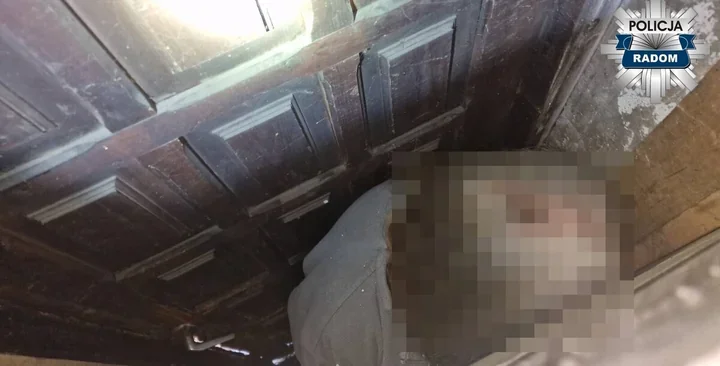 Ukrywał się 16 lat w skrytce między drzwiami - zatrzymali go kryminalni z Radomia