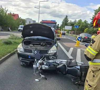 Kierowca Toyoty cofał na Słowackiego. Motocyklista trafił do szpitala