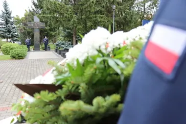 Kwiaty przed radomskim pomnikiem. Policjanci oddali hołd ofiarom agresji