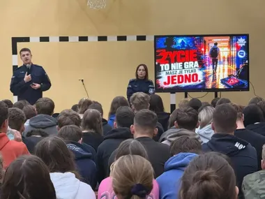 Policjanci z Radomia uczą uczniów zasady 4U na wypadek zagrożenia