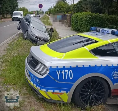 Na sygnałach policyjny Mustang zderzył się z VW w Milejowicach