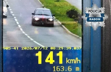 Młodzi kierowcy pędzili przez Radom i Makowiec. Jeden był po alkoholu
