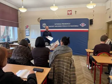 Walizka z atrapami narkotyków trafiła do nauczycieli w Radomiu