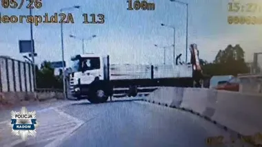 Ciężarówka zawróciła na wiadukcie w Radomiu mimo podwójnej ciągłej