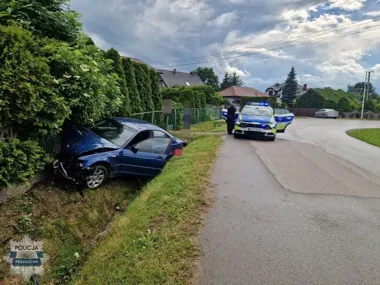 Usłyszał huk i ruszył do rozbitego BMW - policjant z Radomia był po służbie
