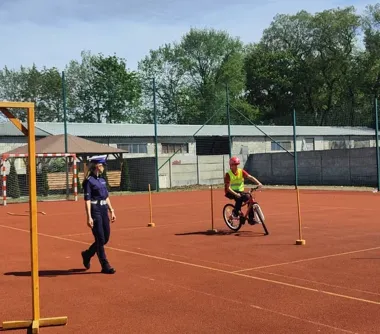 Kask, odblaski i tor jazdy - policjantka dała uczniom ważną lekcję