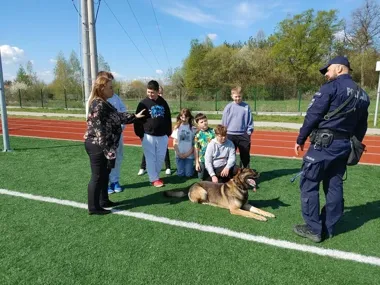 Mundur i psy służbowe skradły uwagę dzieci z powiatu radomskiego