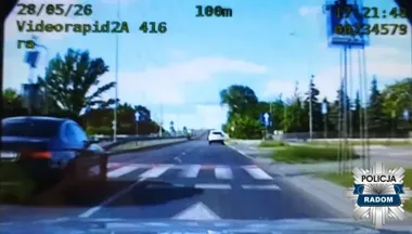 Kierowca wyprzedził radiowóz tuż przed przejściem dla pieszych. Funkcjonariusze byli w środku