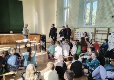 Dzielnicowi zabrali szkoły powiatu radomskiego w sieć - lekcje o cyberbezpieczeństwie