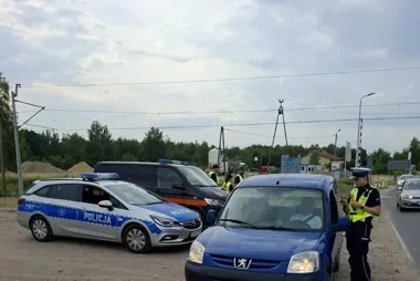 Na przejazdach kolejowych sprawdzali kierowców - jeden miał ponad promil