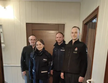 Radomscy policjanci i strażak dostarczyli paczki - gest, który mówi dużo