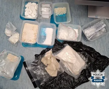 W aucie miał tylko początek - w mieszkaniu policja odkryła magazyn narkotyków