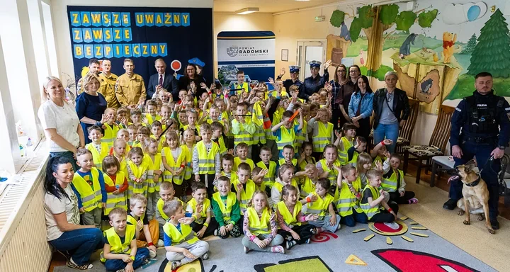 Przedszkolaki z Kowali poznały zasady bezpieczeństwa i spotkały policyjną sukę Wachtę