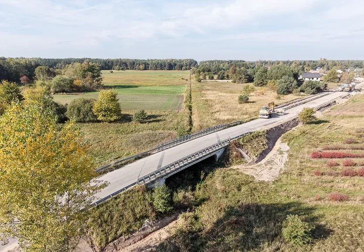 Nowy asfalt i ścieżka pieszo-rowerowa. Droga do Skaryszewa blisko końca