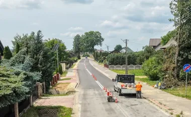 Nowa trasa w Kolonii Seredzice jest prawie gotowa. Powstał też chodnik i szlak dla rowerów