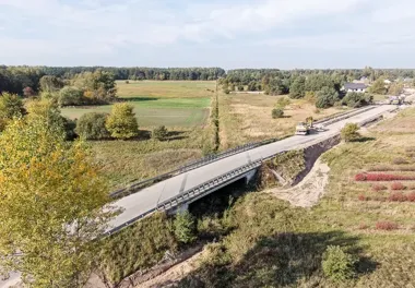 Nowy asfalt i ścieżka pieszo-rowerowa. Droga do Skaryszewa blisko końca