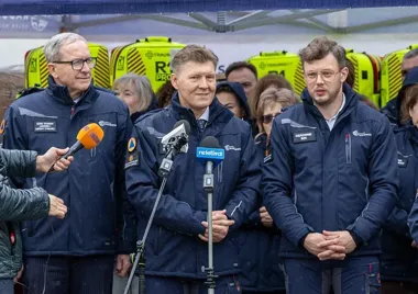 Sprzęt za 6,5 miliona złotych trafił do szpitali, szkół i dróg powiatu