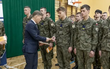 Młodzież z Iłży ćwiczyła musztrę i samoobronę w kampanii o kryzysie